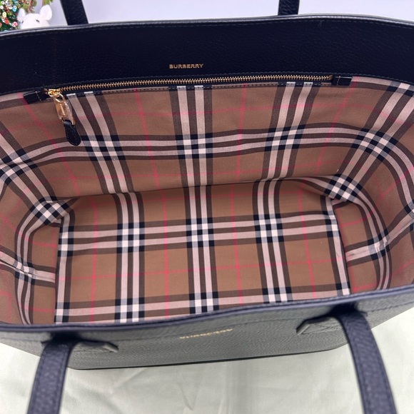 Women’s Burberry pebble grain, leather check lined , large shopping tote - Picture 8 of 14